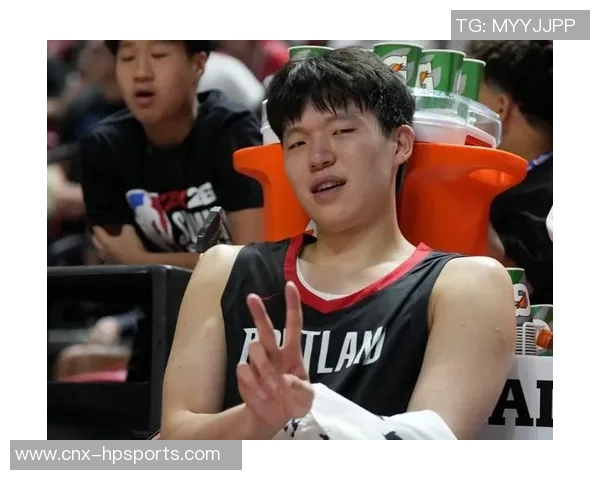 开拓者夏联主帅称杨瀚森快速适应比赛节奏展现出色学习能力